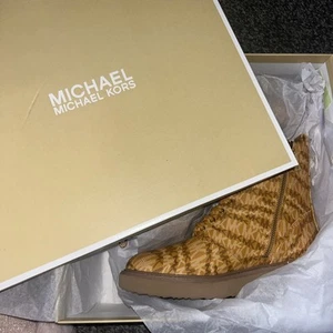 Women’s Size 7 Michael Kors Boots - Picture 1 of 4