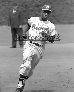 MLB Home Run King Hank Aaron Milwaukee Braves Home Run Trot 8 X 10 Photo Picture - Picture 1 of 1