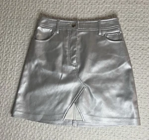 Topshop Kunstleder Optik Denim Styling Minirock in Metallic Silber Neu ohne Etikett - Bild 1 von 3