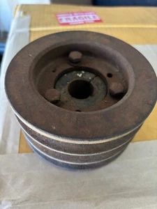 CUB LO BOY 154 184 185 INTERNATIONAL IH 3160 MOWER SPINDLE CENTER PULLEY - Picture 1 of 2
