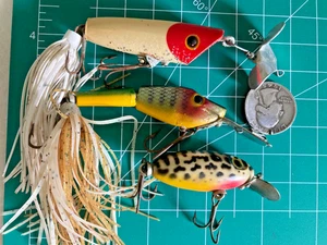 LOTE DE COLECCIÓN 3 SEÑUELOS FRED ARBOGAST CRANKBAITS SPIN HULA DANCER SPUTTERBUG DE COLECCIÓN EE. UU. - Imagen 1 de 10