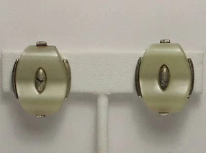 PENDIENTES CORO TERMO PLÁSTICO VINTAGE CLIPSBACKS AMARILLO PÁLIDO FIRMADOS - Imagen 1 de 2