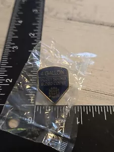 PUGET SOUND BLOOD CENTER 4 GALLON SEATTLE WASHINGTON LAPEL PIN S8 - Picture 1 of 2