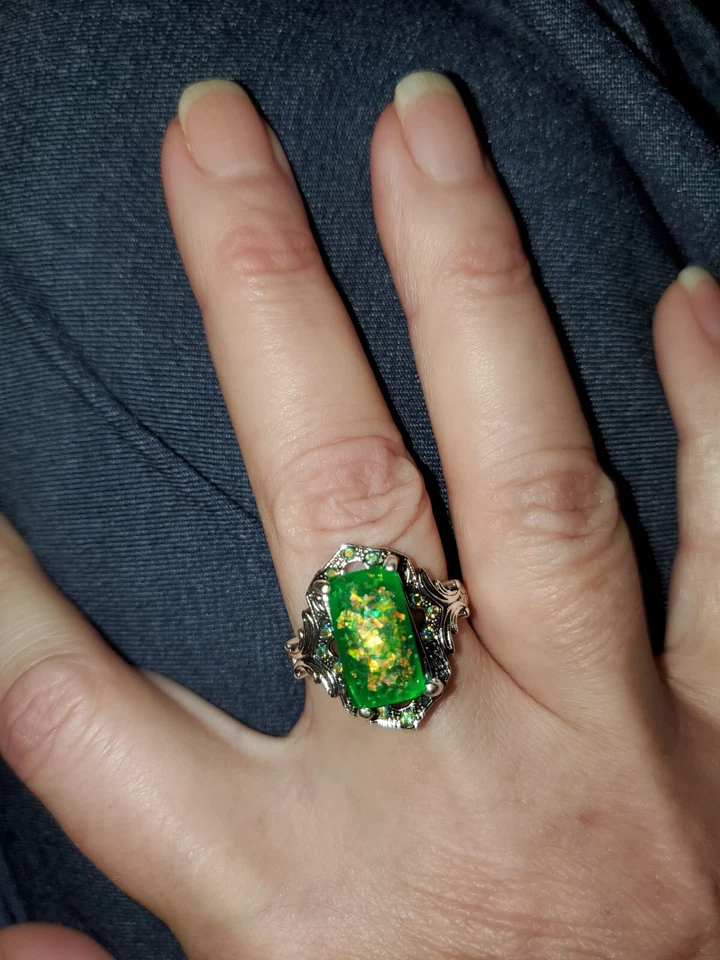 Nuevo con etiquetas. Talla 9. Anillo de ópalo verde y dorado con detalles de filagree. Foto 1 de 2