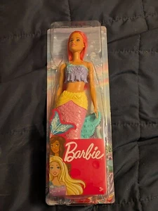 Barbie Dreamtopia bambola sirena capelli rosa curvy e coda con diadema Mattel - Foto 1 di 2