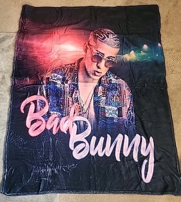 Manta cálida y suave pequeña Bad Bunny Foto 1 de 4