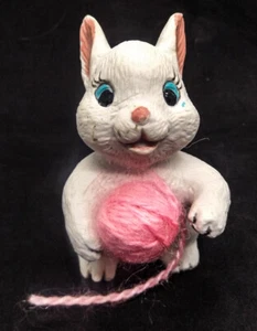 Figura Ratón Blanco con una Bola de Hilo Rosa - Imagen 1 de 7