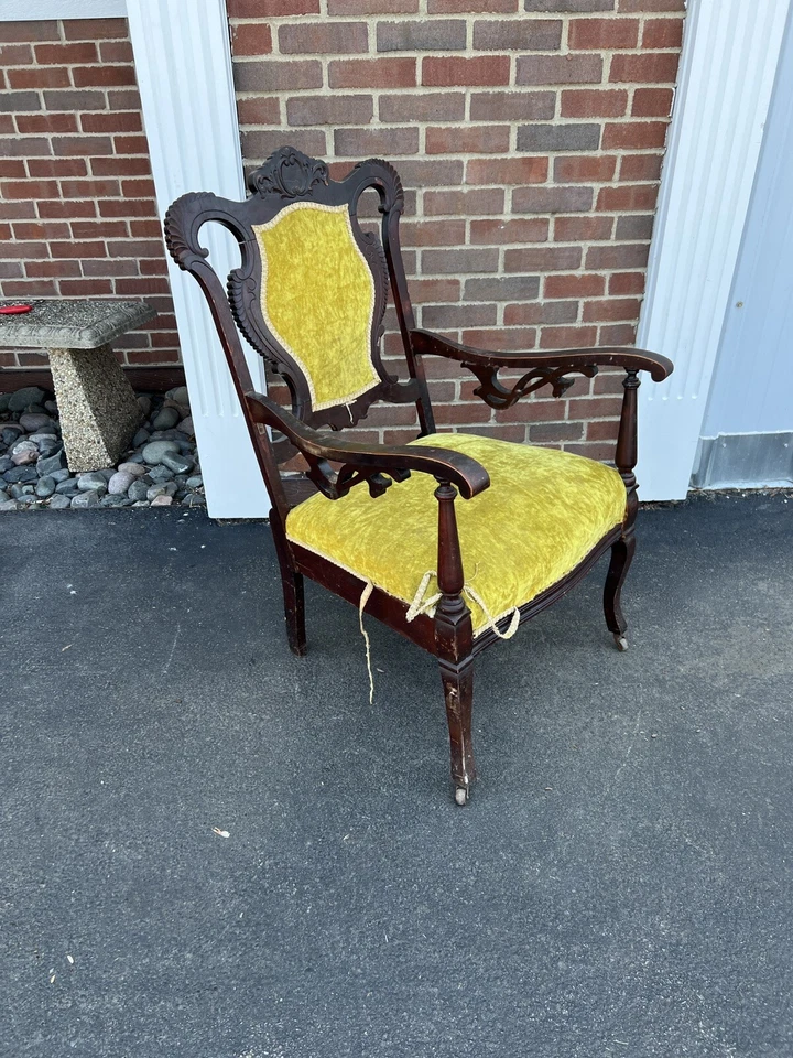 Кресло королевы Анны зеленое резное деревянное кресло с мягкой обивкой нуждается в работе местный выбор - Изображение 1 из 4