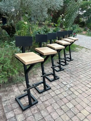 Chaise de bar industrielle sur mesure en bois et métal - Photo 1/4