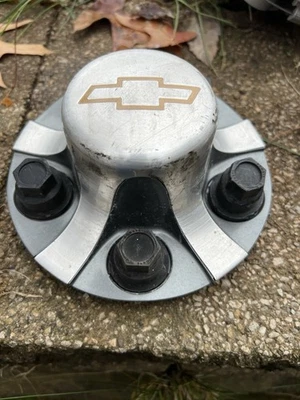 98 99 00 01 02 03 04 CHEVY S10 BLAZER 4X2 center cap 15731941 oem used - Imagem 1 de 4