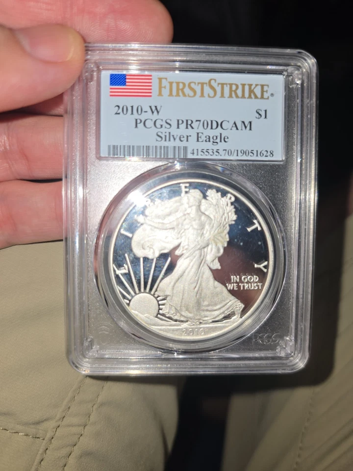 First Strike 2010-W graduación profesional PR70DCAM Silver Eagle prueba de camafeo profundo perfección Foto 1 de 2