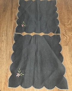 Set Of 2 Black Scalloped Edge Table Napkins With Flowers - Picture 1 of 3