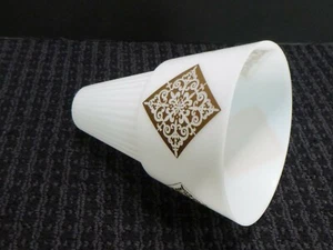 De colección Mediados de siglo Lámpara de poste de tensión de plástico blanco sombra cono medallones de oro - Imagen 1 de 9