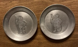 Vintage Elch Zinn Zinn Wikinger Krieger Schale Untersetzer Teller 3,5" 2er Set Norwegen A8 - Bild 1 von 12