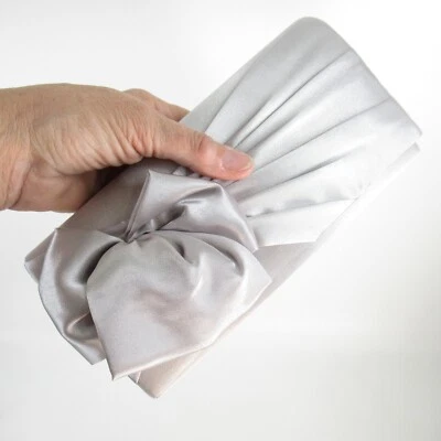 Jessica Mcclintock Bandolera Bolso de Mano Mujer Pequeño Plateado Satinado Lazo Bolso Cartera Foto 1 de 4