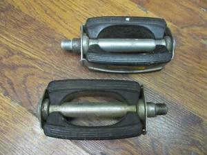 VINTAGE SCHWINN BOW BICYCLE PEDALS - 1/2" - Picture 1 of 4