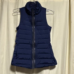 Excelente estado. Chaleco acolchado Lululemon Down For It All plumas de ganso azul marino 4 - Imagen 1 de 9