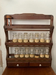 Vintage John Wagner und Söhne hängendes Holz Gewürzregal Glas Gläser Apotheker - Bild 1 von 10
