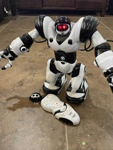 WowWee Robosapien mit Fernbedienung - Bild 1 von 2