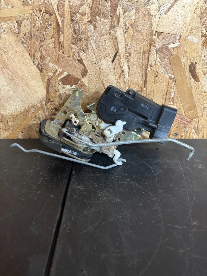 Actuador de cerradura de puerta delantera derecha Toyota Solara 1999-2003 Foto 1 de 3