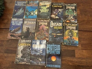 Lot of 13 Fiction Sci-Fi Paperback Books Herbert Lensman Pohl Clarke - Imagen 1 de 4