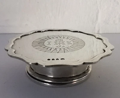 Rara combinación de plata maciza Pyx y patena - Londres 1886 Foto 1 de 4