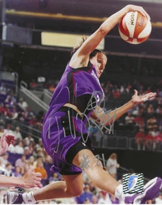 Photo dédicacée signée 8 x 10 TICHA PENICHEIRO monarques de Sacramento WNBA COUR avec certificat d'authenticité - Photo 1/1