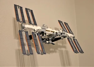 Ultimate Display Solutions wall mount for Lego 21321 International Space Station - Picture 1 of 4
