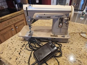 1958 SINGER Model 404 Slant-Needle SEWING MACHINE Excellent Tested & Working - Picture 1 of 8