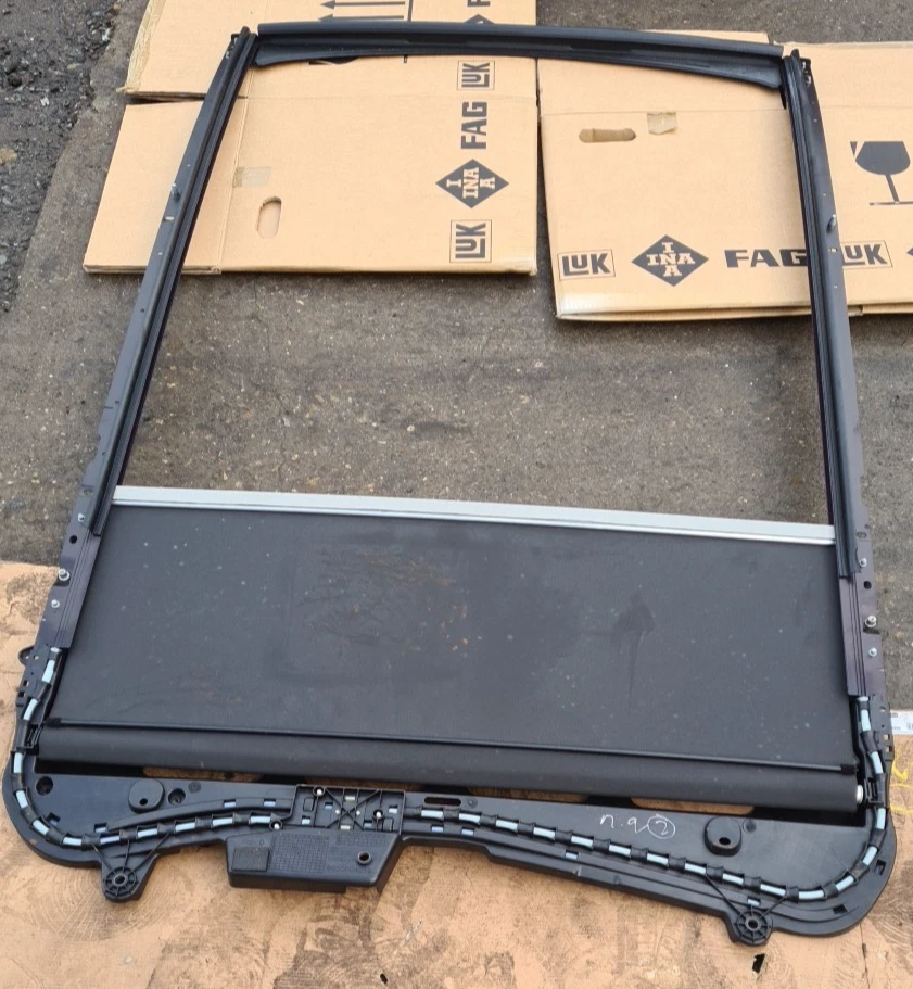 2018 NISSAN QASHQAI J11 MK2 PANARAMIC ROOF BLIND COVER & MOTOR 9000004218 - Image 1 of 4