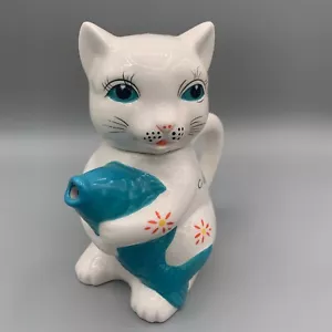 Adorable White Cat Holding A Blue Fish Cream/Milk Holder In Excellent Condition - Picture 1 of 4