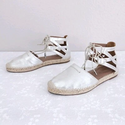 Sandalias planas alpargata Aquazzura Belgravia para mujer 8 zapatos metálicos de encaje recortados Foto 1 de 4