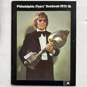 Vintage 1975-1976 Philadelphia Flyers Yearbook Bobby Clarke Cover EX ๐ - Picture 1 of 2