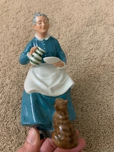 "The Favourite" Royal Doulton Figur H.N 2249 ältere Frau füttert eine Katze. - Bild 1 von 6