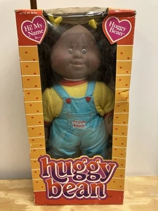 Vintage 1985 17" Huggy Bean Mädchen Puppe mit Overall und gelbem Oberteil Neu im Karton - Bild 1 von 10