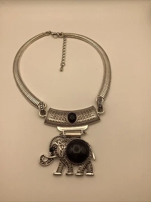 Gargantilla de metal negro plata elefante colgante cadena collar pendientes piedra howlita Foto 1 de 4