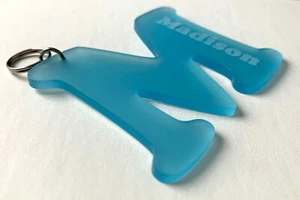 PERSONALISED ENGRAVED CHILDREN KIDS NAME KEY RING BLUE ACRYLIC BAG TAG LETTER - Bild 1 von 2