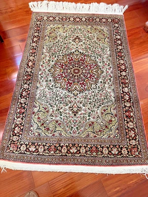 复古正品 20 世纪 70 年代纯丝绸手工编织地毯尺寸:5 英尺 2 英寸 x 3 英尺 5 英寸 — 第 1/4 张图片