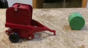 1/32 ertl international round baler with bale in very good shape - Picture 1 of 7