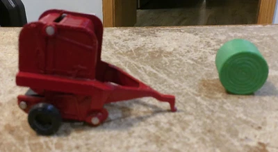 1/32 ertl international round baler with bale in very good shape - Image 1 of 4
