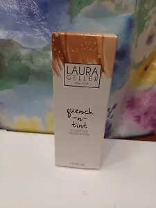 Fondotinta idratante Laura Geller Quench-N-Tint in Medium. Dimensioni piene, 1,76 once. - Foto 1 di 4