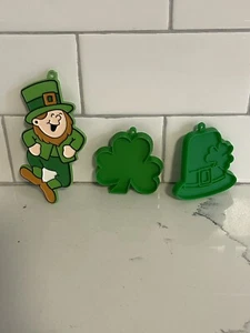 VTG Hallmark St. Patrick's Day Cookie Cutter Plastic Shamrock Hat Leprechaun - Picture 1 of 4