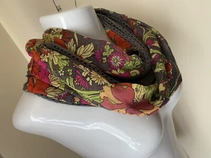 Bufanda infinita floral y red gris Sakroots - Imagen 1 de 11
