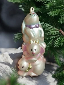 4" Hase Kaninchen Trio mit Schleifen Pyramide Pastell Glas Ornament - Bild 1 von 7