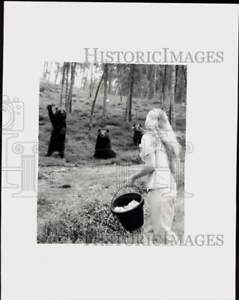 1978 Press Photo Barbara Welstead feeds bears at Six Flags Great Adventure Park
