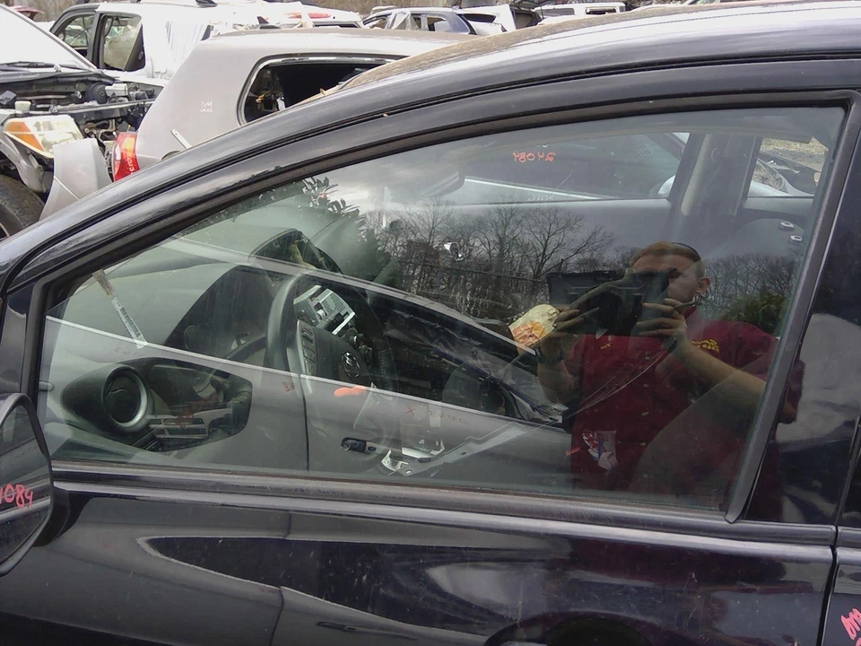 2014-2016 Nissan Versa Note Front Door Glass LH Driver Side OEM 803013WC1A - Image 1 of 1