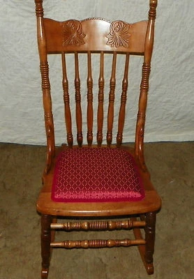 Balancín/mecedora de costura tallada en cereza (R97) Foto 1 de 4