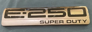 Ford E-250 Super Duty Van 2008-2014 emblema de puerta trasera OEM E250 9C24-15402A17-BC - Imagen 1 de 11