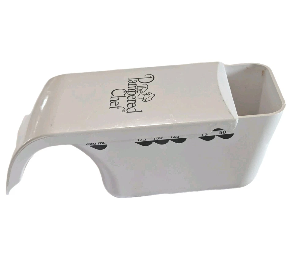 The Pampered Chef Adjustable Dry Measuring Cup 250 ml Or 1 Cup - Image 1 of 4