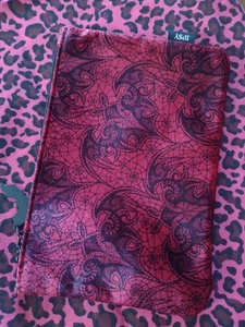 Ipsy Glam Tasche rot Faux Samt Fledermaus Reißverschluss 7x5 Oktober 2023 Halloween Goth - Bild 1 von 3